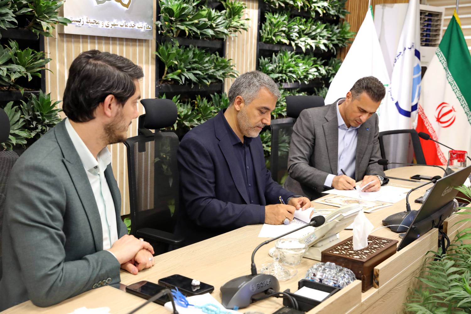گرارش تصویری امضای تفاهم نامه همکاری بین شهرداری و شرکت آب و فاضلاب استان تهران
